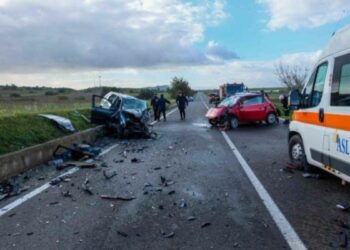 Scontro tra due auto sulla SS106 nel reggino, muore una 53enne