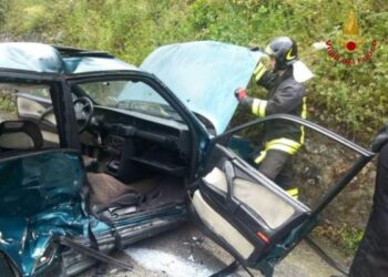 Donna incastrata tra lamiere dopo incidente nel catanzarese