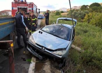 Incidente sulla SS106 a Strongoli, esce di strada e si capotta