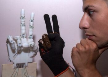 RoboHand, la mano robotica realizzata da un 19enne calabrese