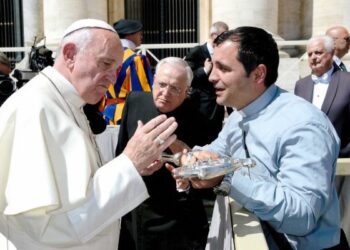 Papa Francesco benedice il Pastorale di San Nicola Vescovo