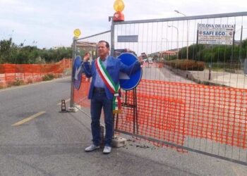 Protesta sulla SS106, sindaco si incatena a Torre Melissa