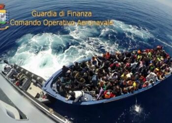 Sbarco di 350 migranti nel porto di Crotone, 45 minori