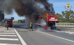 autobus in fiamme