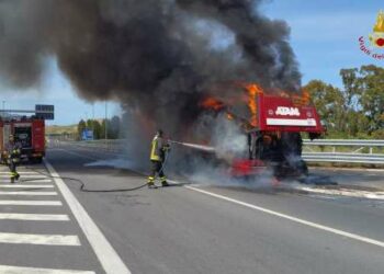Autobus prende fuoco sulla SS106, autista in salvo