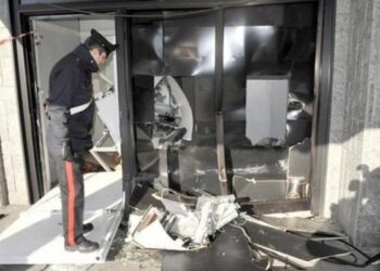 Sradicato bancomat con carro attrezzi a Corigliano