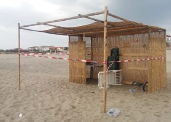 Guardia Costiera sequestra capannina sulla spiaggia di Ciro’ Marina