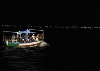 Sbarco nella notte tra gli scogli di Capo Colonna