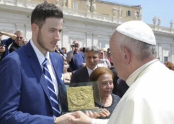 Un’opera dell’orafo e scultore Antonio Affidato a Papa Francesco