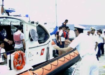 Esercitazione di salvataggio in mare a Crotone con Capitaneria e studenti