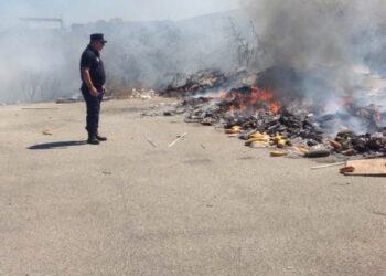 Fiamme e rifiuti speciali nella zona industriale di Crotone