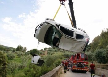 Incidente nel crotonese, auto finisce in un burrone