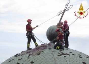 Sfera metallica rischia di staccarsi, pompieri sulla Chiesa di Polistena