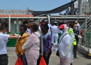 Migranti, flusso infinito: a Crotone ne arrivano 1000