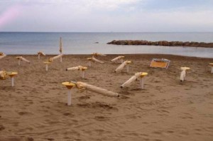 Ombrelloni spezzati lido Garden a Crotone