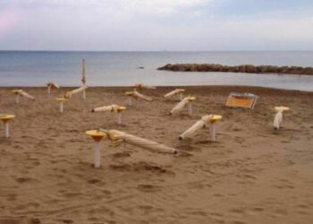 Strage di ombrelloni a Crotone