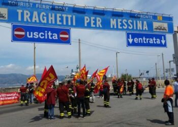 Pompieri bloccano lo stretto a Villa San Giovanni