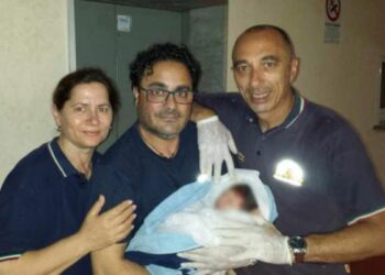 Partorisce in casa grazie al 118, neonato salvato a Crotone