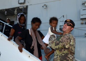 A Crotone nave con 695 migranti, 160 casi di scabbia