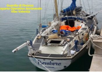 Veliero con 33 migranti a largo di Capo Colonna