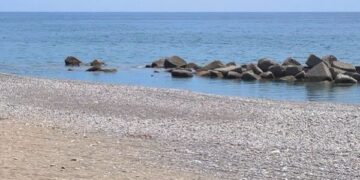 Ciro’ Marina, chiazze gialle nel mare: problemi al depuratore