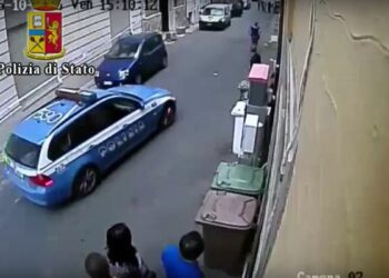 Poliziotti in pausa pranzo arrestano due ladri a Cosenza – VIDEO