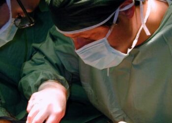 Si taglia mano in villaggio turistico a Isola Capo Rizzuto, ‘riattaccata’