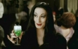 Anjelica Huston compie 65 anni: gran festa per Morticia Addams