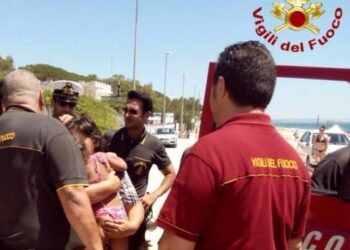 Bimba di 5 anni si perde al mare, trovata dai pompieri