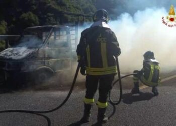 Camion in fiamme sulla Jonio-Tirreno nel reggino