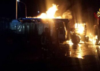 Fiamme nell’azienda di rifiuti Derico a Torre Melissa – FOTO