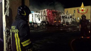 Camion rifiuti Derico in fiamme a Torre Melissa (4)
