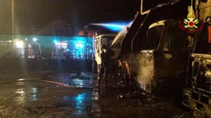 Camion rifiuti Derico in fiamme a Torre Melissa (5)