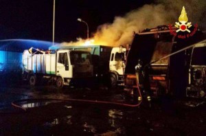 Camion rifiuti in fiamme