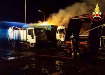 In fiamme camion della raccolta rifiuti a Torre Melissa