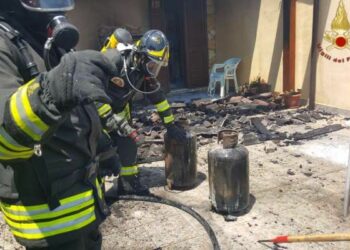 Incendio in abitazione a Rocca di Neto, fiamme dalla bombola