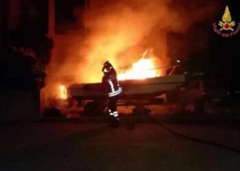 Notte di fuoco nel reggino, in fiamme un motoscafo e deposito ‘Calabria Verde’
