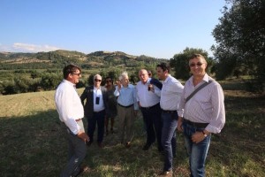 Mario Oliverio visita area per cimitaro migranti a Tarsia (1)