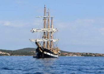 Nave Palinuro in sosta a Crotone e aperta al pubblico