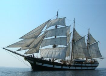 La nave Palinuro della Marina Militare fa tappa a Crotone