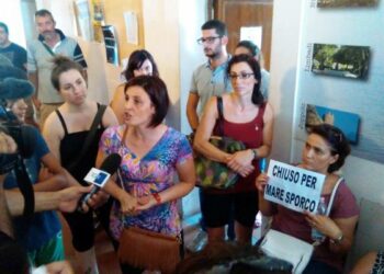 Mare sporco a Nicotera, protesta di commercianti e cittadini in Comune