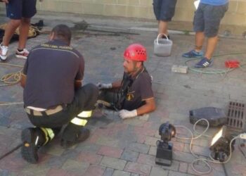 Ciro’ Marina, gattino resta incastrato in un tubo: salvato dai pompieri