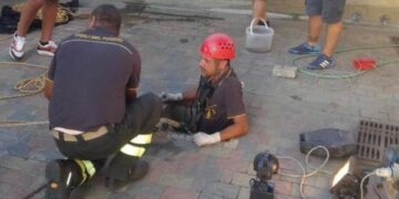 Ciro’ Marina, gattino resta incastrato in un tubo: salvato dai pompieri