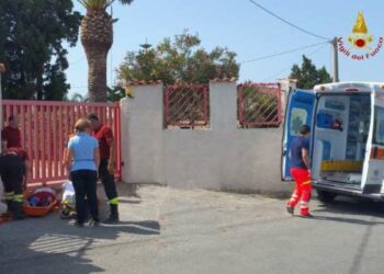 Pescatore precipita da scogliera, salvato dai pompieri nel reggino
