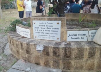 Risistemate targhe al giardino ‘Falcone-Borsellino’ di Crotone
