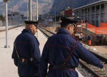 Si sdraia sui binari e tenta suicidio, salvato dai carabinieri 41enne nel catanzarese