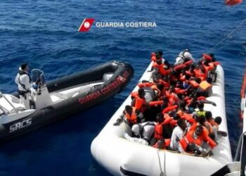 Sbarco a Crotone, 377 migranti ed un cadavere: fermato scafista