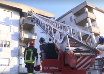 Crotone: incendio al quarto piano, paura ai 300 alloggi