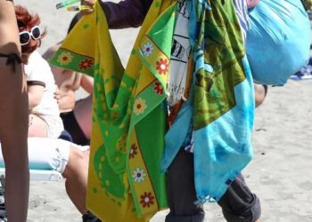 Fermato 15enne calabrese che vendeva asciugamani in spiaggia a Jesolo