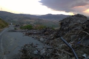 Discarica rifiuti a Torre Melissa